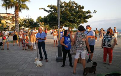 FALERNA, NO AI CANI IN SPIAGGE, LUNGOMARE E AREE VERDI: SIT-IN DI PROTESTA E RICORSO AL TAR DELL’OIPA DI LAMEZIA TERME