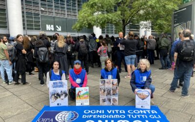 MAI PIÙ SAIRANO, MAI PIÙ UN 20 SETTEMBRE: L’OIPA DI MILANO AL PRESIDIO IN RICORDO DEI 9 MAIALI UCCISI NEL RIFUGIO “CUORI LIBERI”