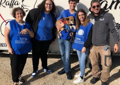 cagnolina in partenza verso la sua famiglia insieme ai volontari OIPA